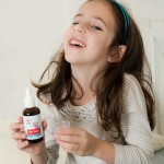 ילדה לוקחת פורמולת צמחי מרפא